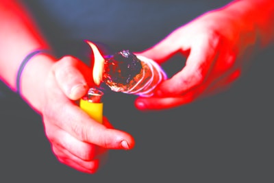 使用一次性打火机的人